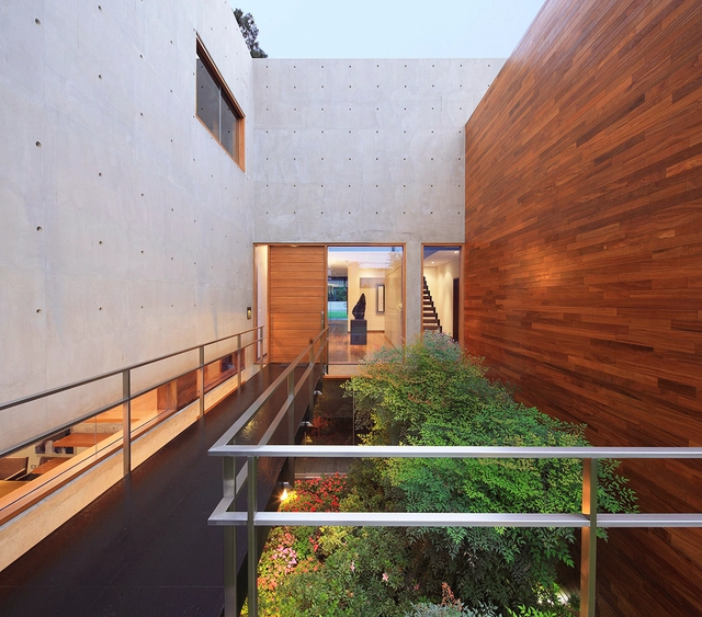 Courtyards in Peruvian Houses: 10 Projects and their Floor Plans - Featured Image