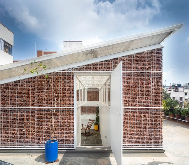Casa Scaffold / Gaurav Roy Choudhury Architects GRCA - Fotografia de Exterior, Interiroes De Casas, Fachada, Porta