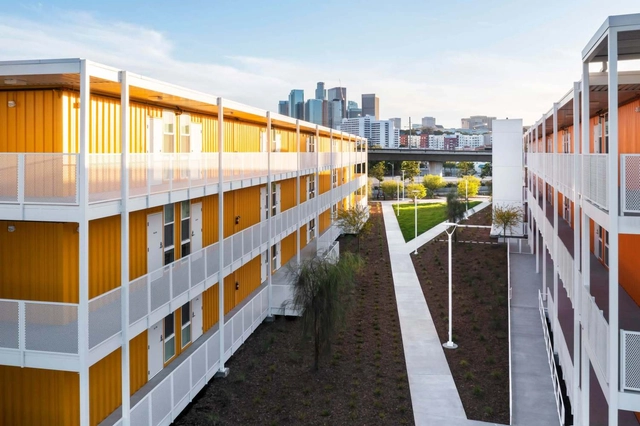 Complejo de viviendas para personas sin hogar construido con contenedores en Los Ángeles - Imagen Principal