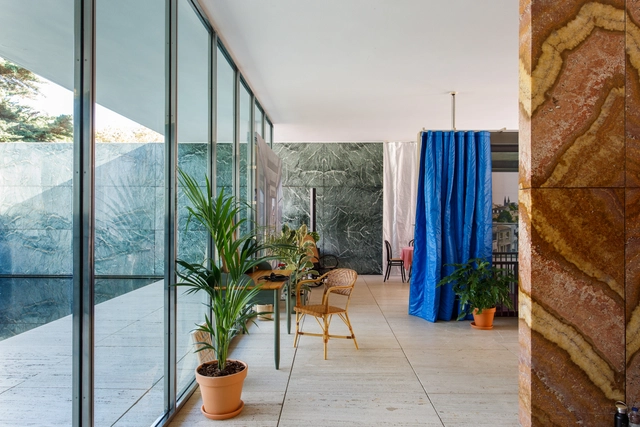 Intervenção no Pavilhão Mies van der Rohe reflete sobre a reabilitação de conjuntos habitacionais de grande escala - Imagem de Destaque
