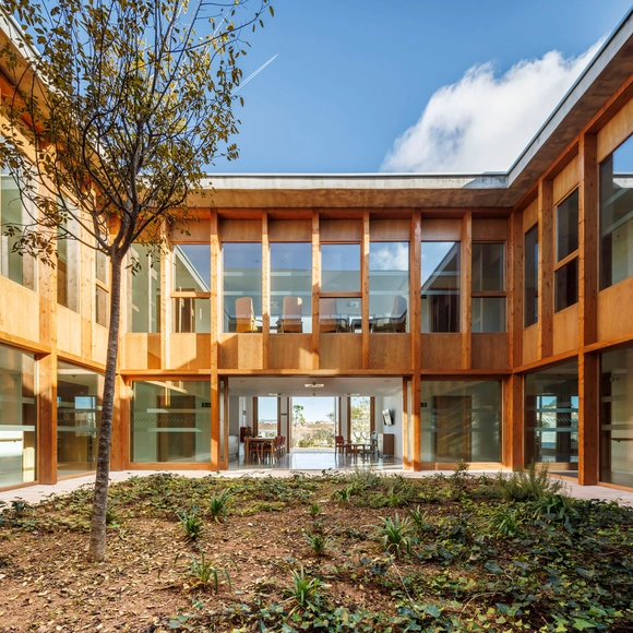 Patios, jardines y terrazas para personas mayores: residencias que integran la vida comunitaria en el entorno natural - Imagen Principal
