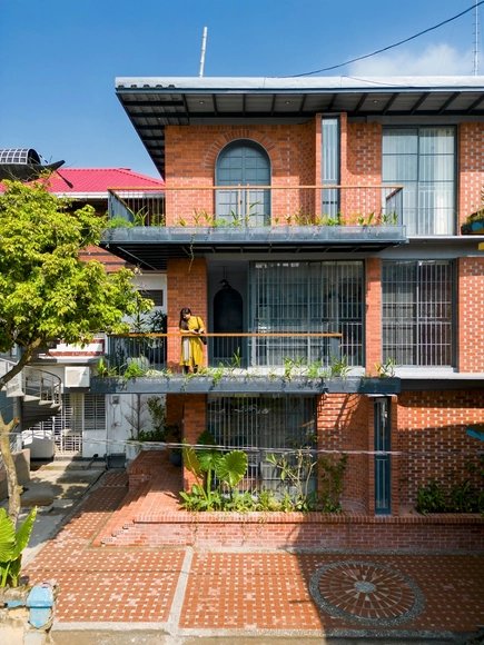 Casa del Pueblo Mirza Bari / Plural Works - Fotografía exterior, Remodelaciones, Fachada, Escaleras