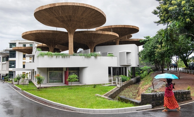 Centro para el crecimiento inclusivo y la competitividad para Tapmi / The Purple Ink Studio - Fotografía exterior, Arquitectura Educacional, Jardín, Balcón